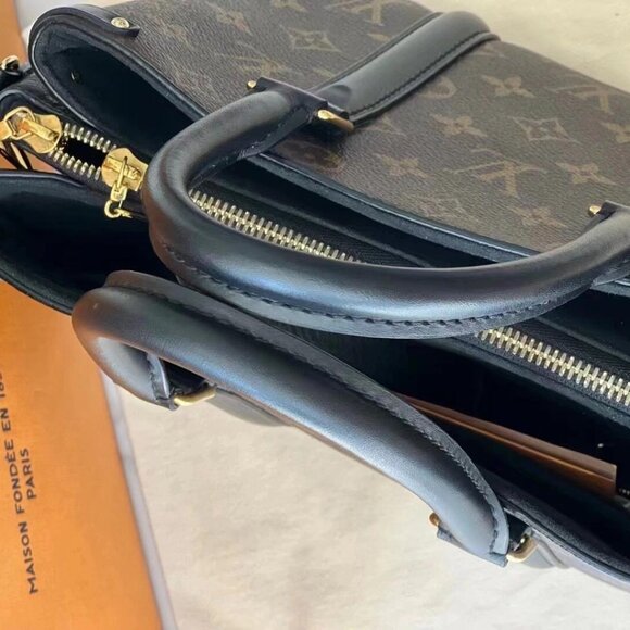 Louis Vuitton Monogram Shoulder Bag - Picture 8 of 11